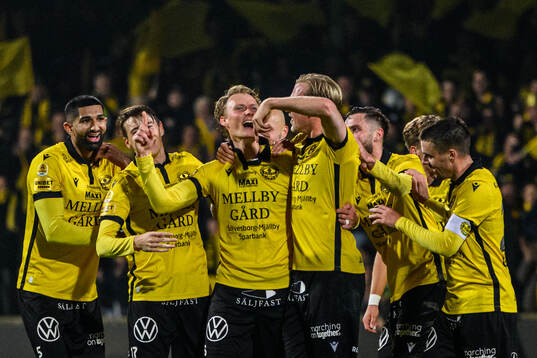 Mjällbys Alexander Johansson jublar med lagkamrater