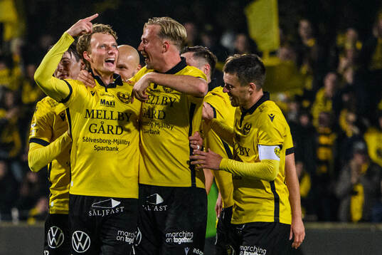 Mjällbys Alexander Johansson jublar med lagkamrater