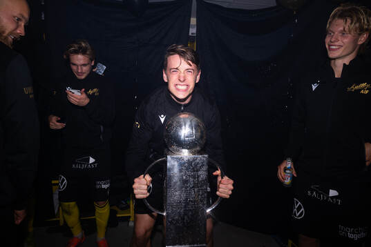 Mjällbys Elliot Stroud jublar med Lennart Johanssons pokal