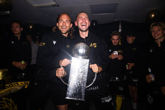 Mjällbys Tom Pettersson jublar med Lennart Johanssons pokal