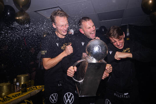 Mjällbys Herman Johansson och Elliot Stroud  jublar med