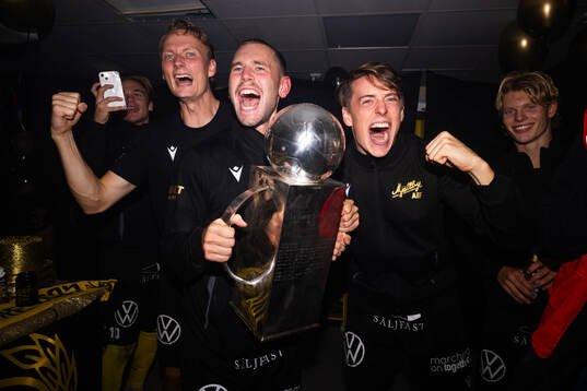 Mjällbys spelare jublar med Lennart Johanssons pokal