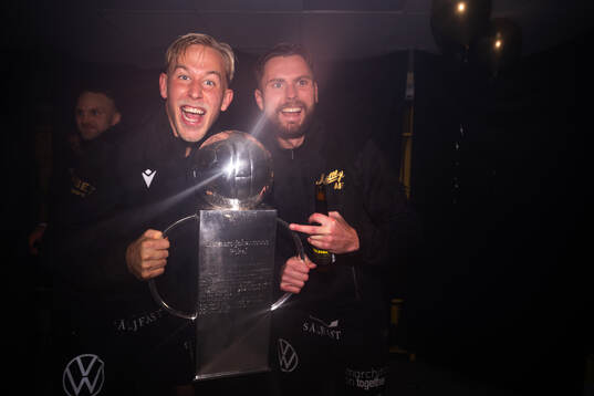Mjällbys Herman Johansson och Axel Norén jublar med