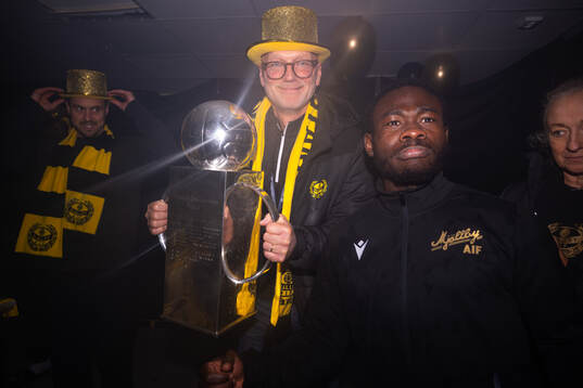 Mjällbys ordförande Magnus Emeus jublar med Lennart