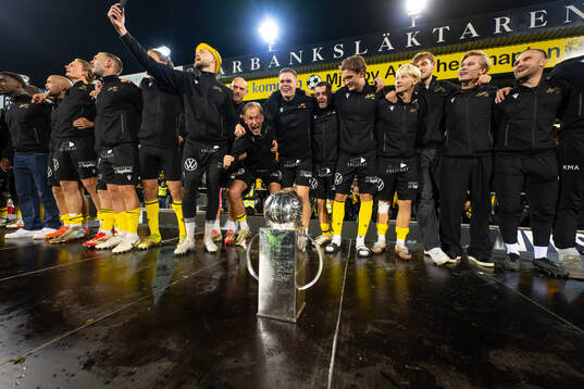 Mjällbys Herman Johansson och Jacob Bergström jublar med