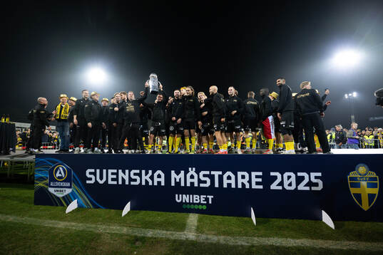 Mjällbys spelare jublar med Lennart Johanssons pokal