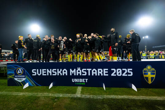 Mjällbys spelare jublar med Lennart Johanssons pokal