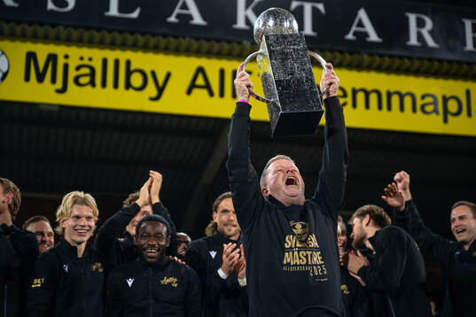 Mjällbys tränare Anders Torstensson jublar med Lennart