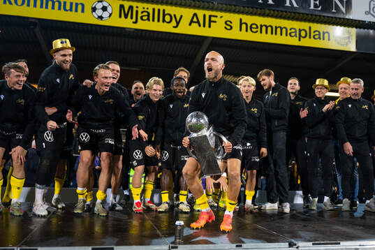 Mjällbys Victor Gustavsson jublar med Lennart Johanssons