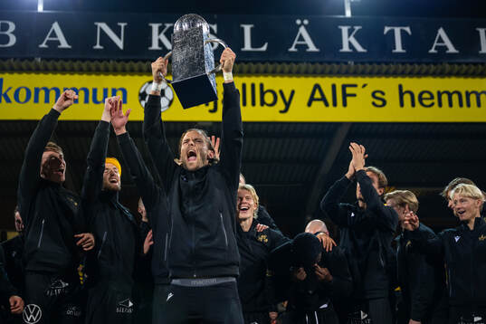 Mjällbys Tom Pettersson jublar med Lennart Johanssons pokal