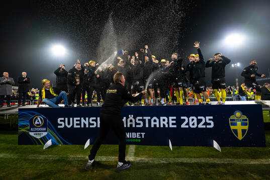 Mjällby jublar med Lennart Johanssons pokal