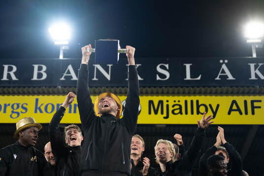 Mjällbys målvakt Noel Törnqvist jublar med Lennart