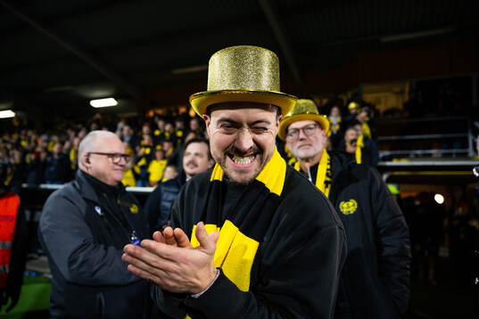 Mjällbys klubbchef Jacob Lennartsson jublar