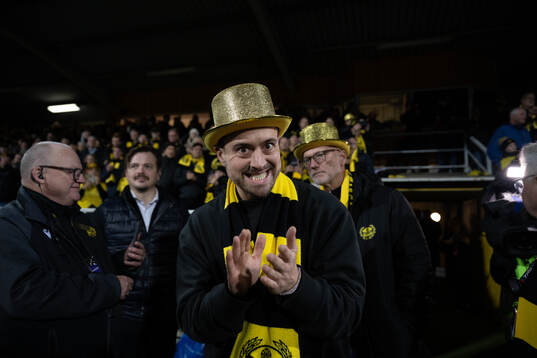Mjällbys klubbchef Jacob Lennartsson jublar