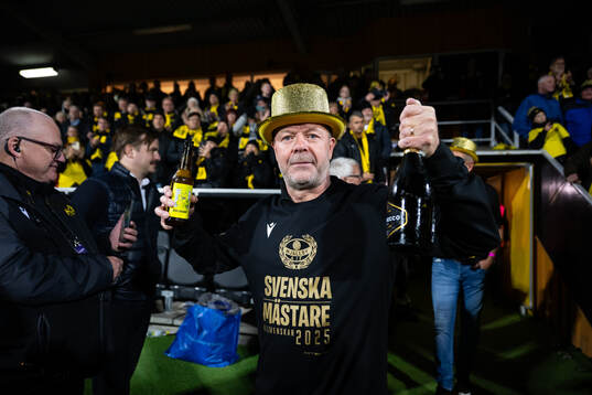 Mjällbys tränare Anders Torstensson jublar