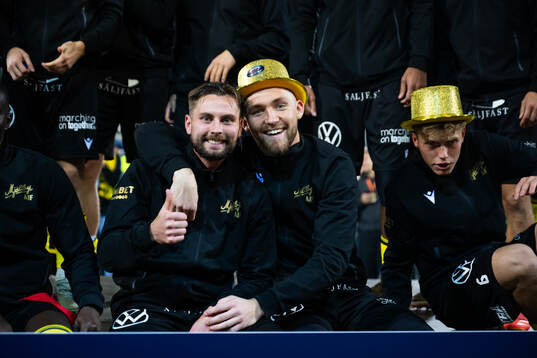 Mjällbys Axel Norén och målvakt Noel Törnqvist jublar