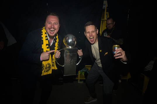 Mjällbys jublar med Lennart Johanssons pokal