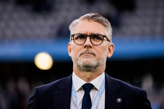 Malmö FFs vd Niclas Carlnén tackas av