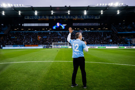 Malmö FFs vd Niclas Carlnén tackas av