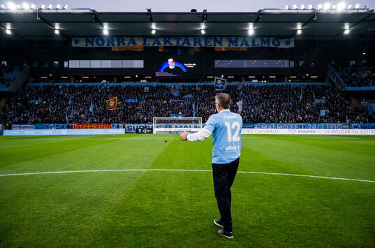 Malmö FFs vd Niclas Carlnén tackas av