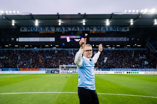 Malmö FFs vd Niclas Carlnén tackas av