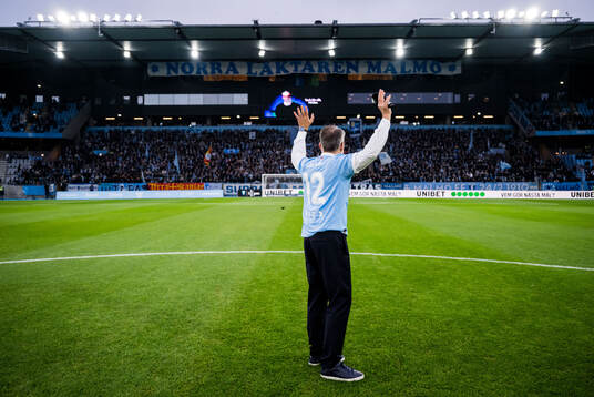 Malmö FFs vd Niclas Carlnén tackas av