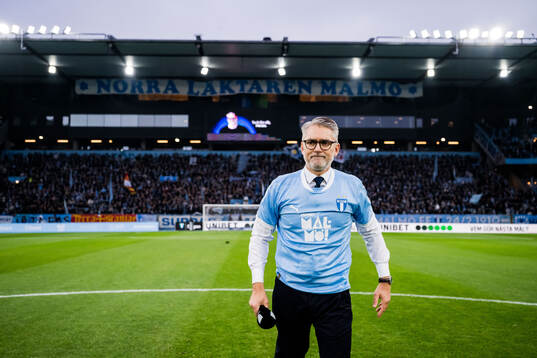 Malmö FFs vd Niclas Carlnén tackas av