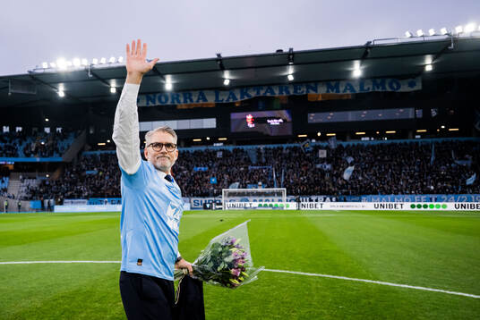 Malmö FFs vd Niclas Carlnén tackas av
