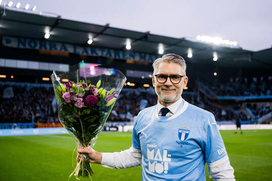 Malmö FFs vd Niclas Carlnén tackas av