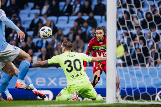 Malmö FFs målvakt Robin Olsen och GAISs Amin Boudri