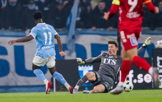Malmö FFs Emmanuel Ekong och GAISs målvakt Kees Sims