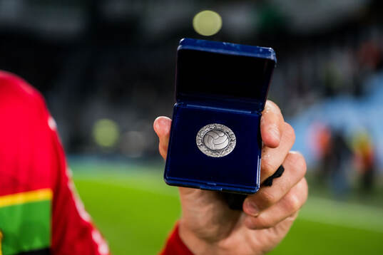 GAISs Gustav Lundgren med sin medalj