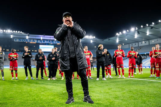 GAIS tränare Fredrik Holmberg jublar