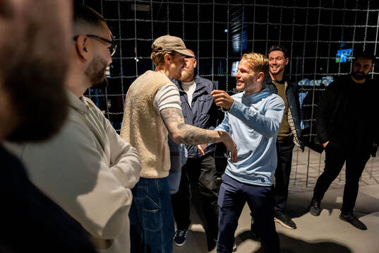 Anton Stiglund kramar om Oscar Lewicki när