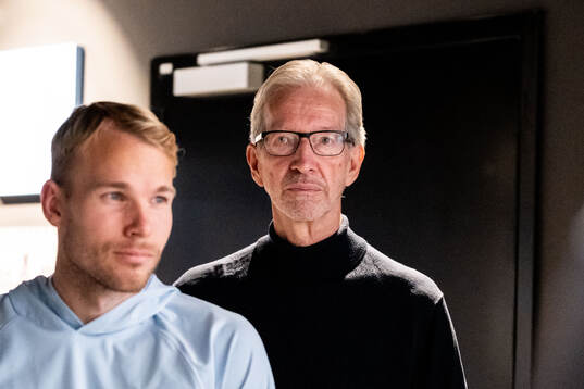 Oscar Lewicki och lärare Richard Ohlqvist när
