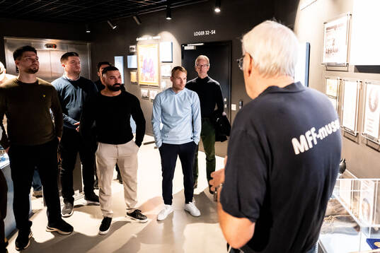 Oscar Lewicki och lärare Richard Ohlqvist när