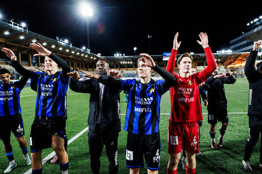 Sirius Marcus Lindberg och målvakt David Celic jublar