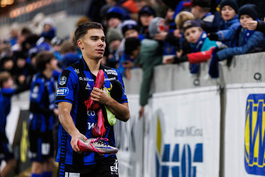 Sirius Leo Walta delar ut fotbollsskor