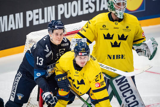Jesse Puljujärvi of Finland against Gabriel Carlsson and