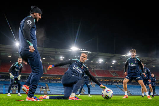 Aron Bizet Dønnum and goalkeeper Ørjan Håskjold Nyland