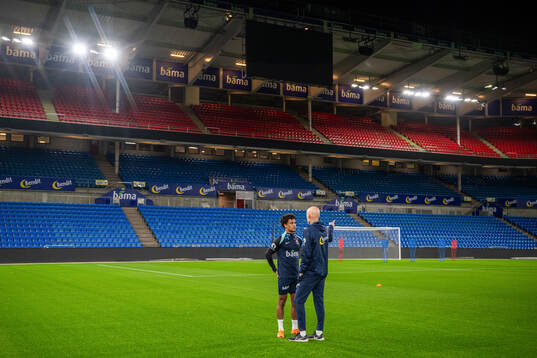 Oscar Bobb and Ståle Solbakken, head coach of the