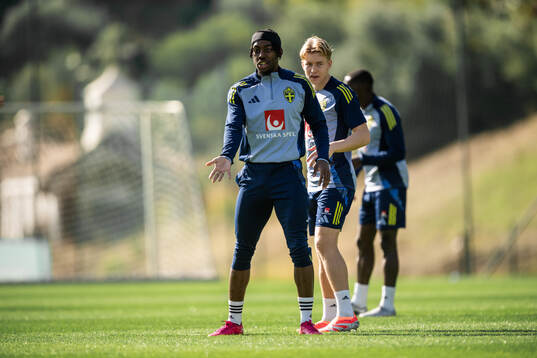 Anthony Elanga and Daniel Svensson of the Swedish national
