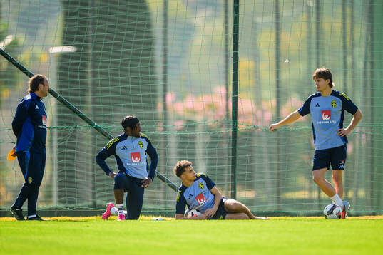 Assistant coach Björn Hamberg, Anthony Elanga, Yasin Ayari