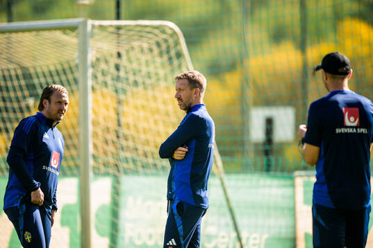 Assistant coach Björn Hamberg, head coach Graham Potter