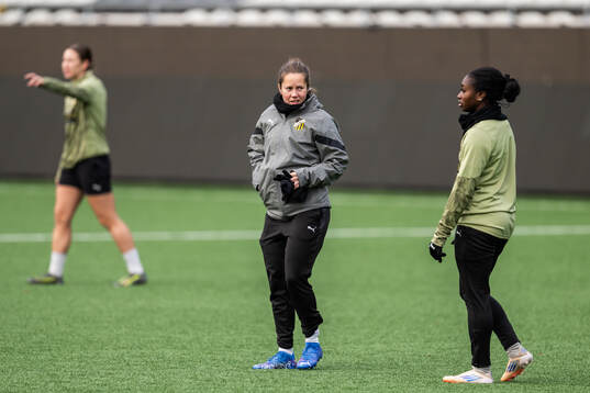 Assistant coach Tiina Jukarainen and Monica Jusu Bah