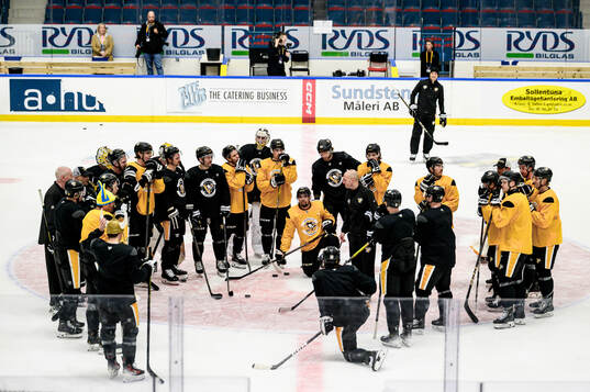 Head coach Dan Muse with the team