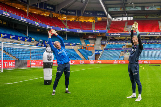 Goalkeeper coach Frode Grodås and goalkeeper Egil Selvik