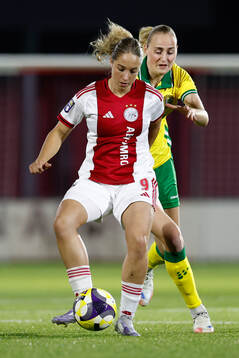 Danique Tolhoek of Ajax and Emilie Bragstad of Hammarby