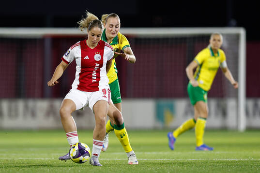 Danique Tolhoek of Ajax and Emilie Bragstad of Hammarby