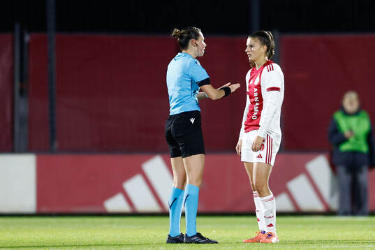 Referee Alexandra Collin talks Danique Noordman of Ajax